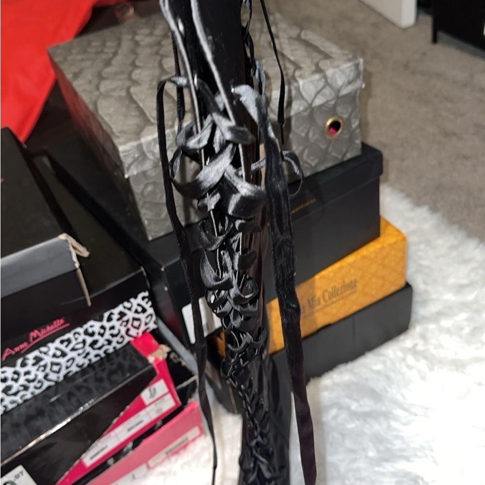 Black Lace-Up Accessory